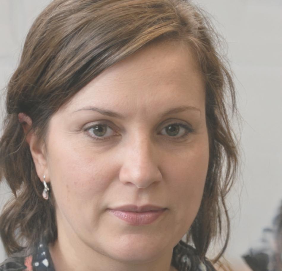 Frau arbeitet konzentriert am Laptop und plant ihr Budget
